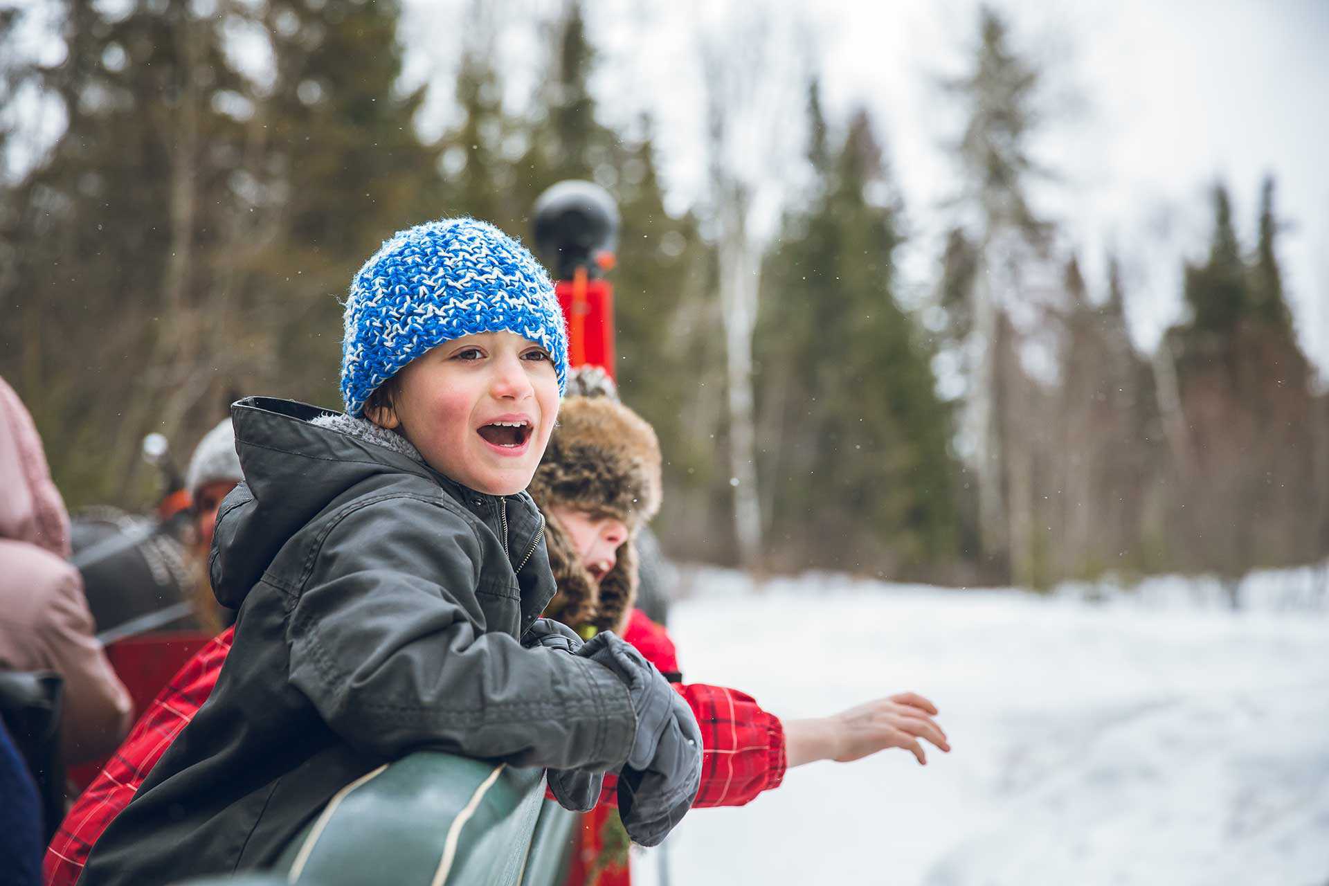 Children enjoying winter trail parallax DO 100008617