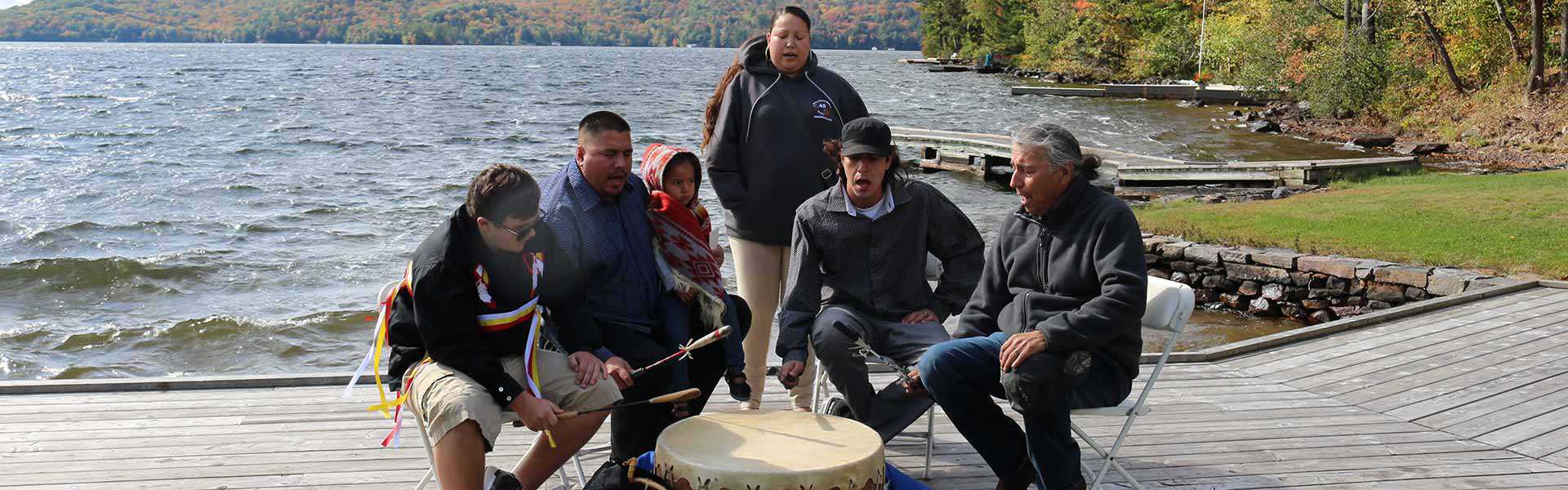 Dévoilement d’une plaque provinciale pour les Anishinaabeg à Lake of Bays