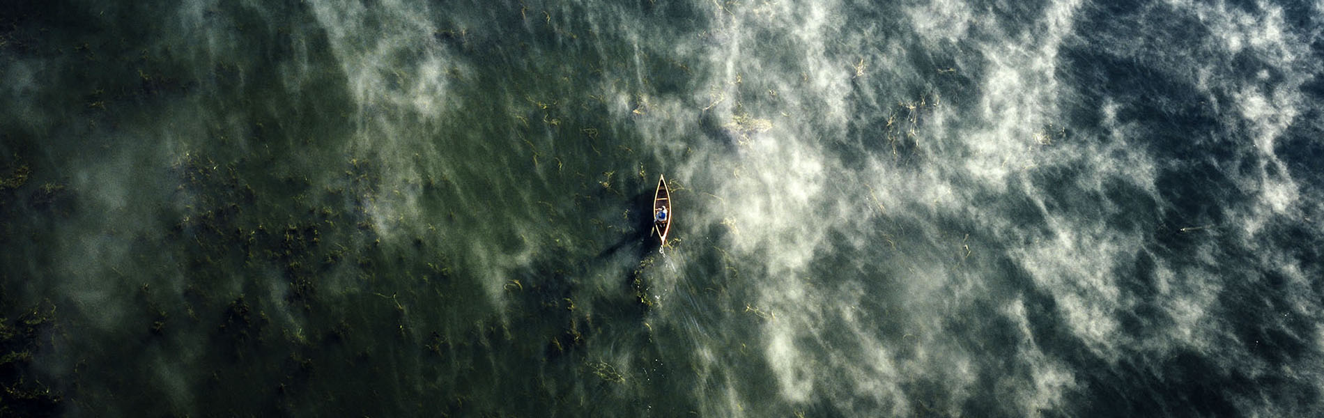 Aerial view of a canoe (Photo: Goh Iromoto)