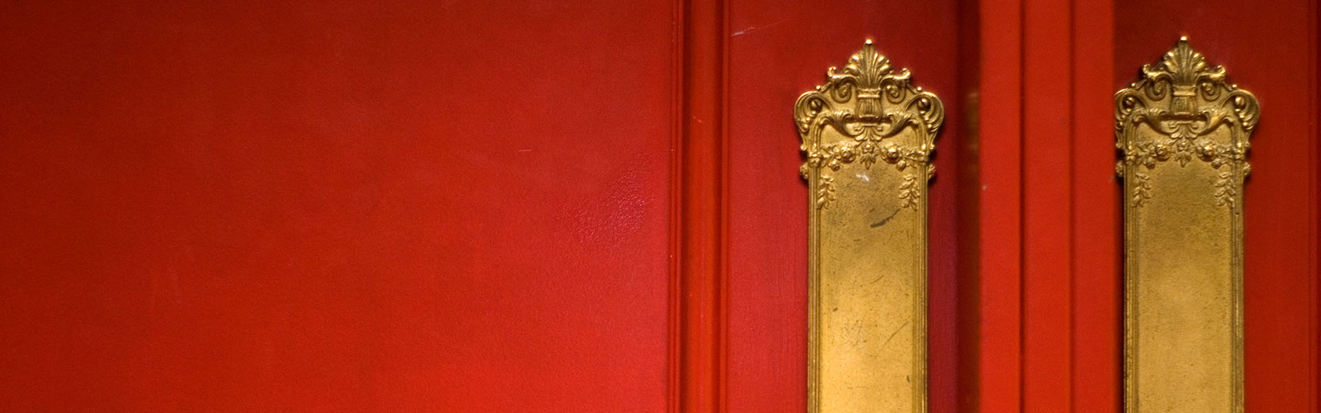 Portes rouges au théâtre Elgin