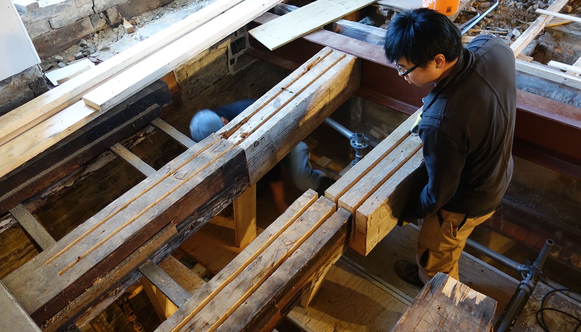 Nouvelles et anciennes poutres prêtes pour l’insertion de plaques en acier de renforcement (Maison Macdonell-Williamson)