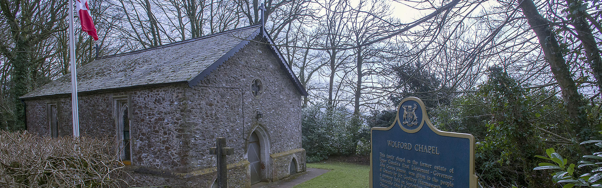 Chapelle commémorative Wolford et la plaque provinciale