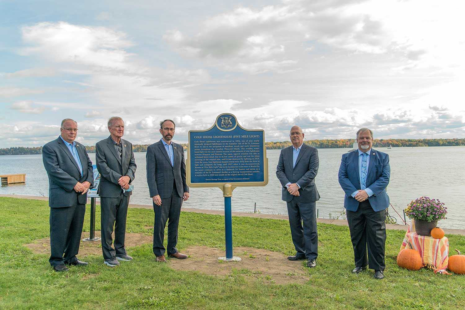 Le président de la Fiducie, John Ecker, avec des représentants locaux lors de l'inauguration de la plaque du phare Cole Shoal en 2021