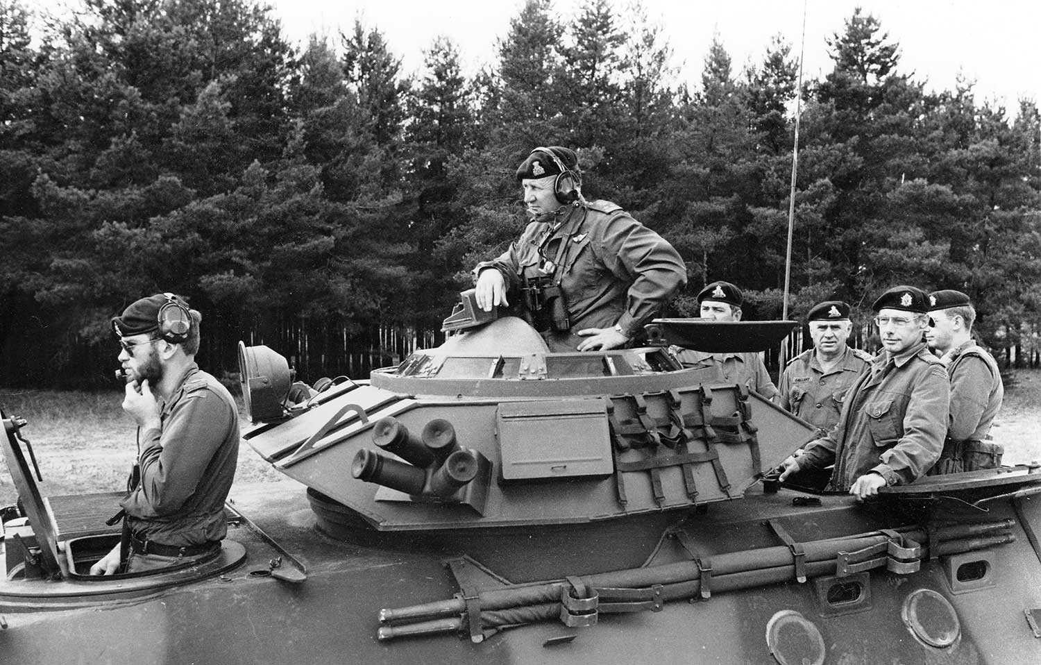 Soldats dans un véhicule blindé à la base des Forces canadiennes de Petawawa. (Photo : Musée et archives du Queen’s Own Rifles of Canada)