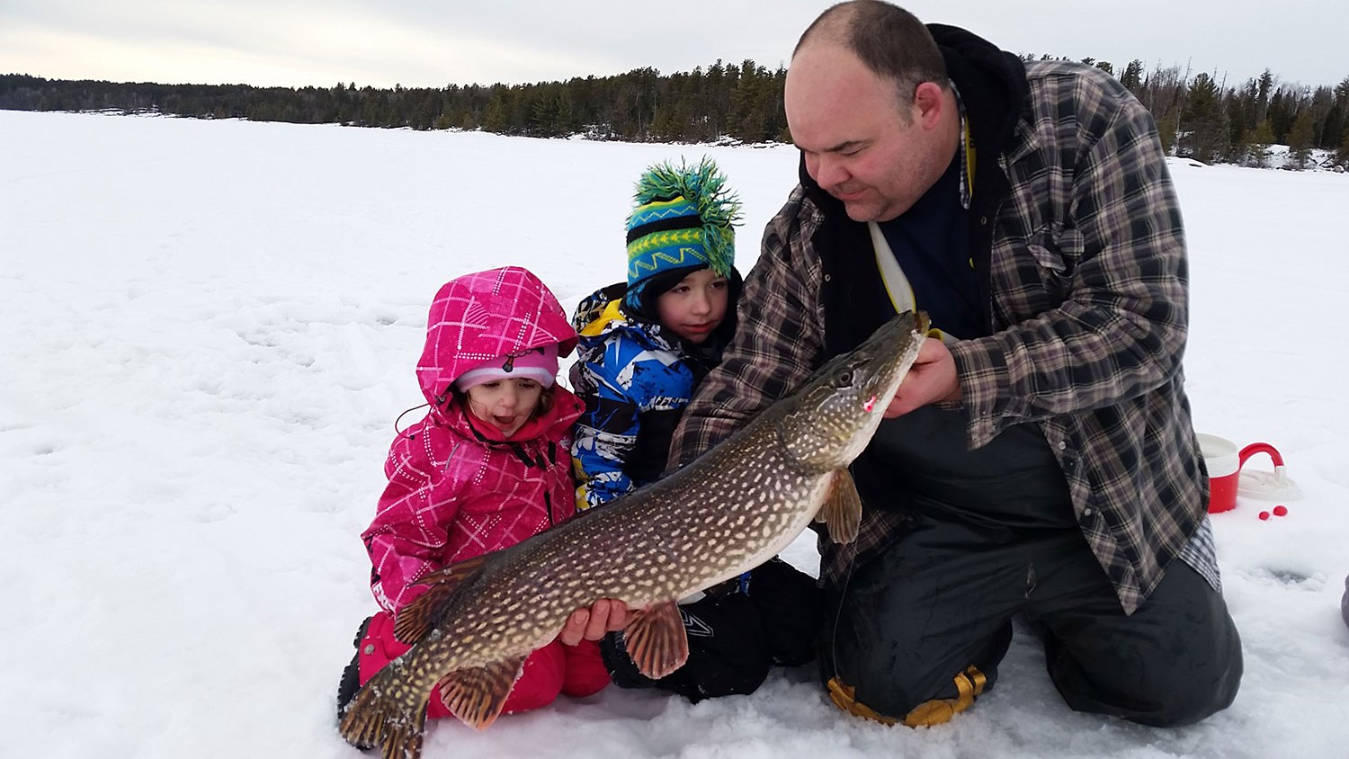 Brian Tucker avec ses enfants au lac à la Pluie en 2016 (Photo : Brian Tucker)