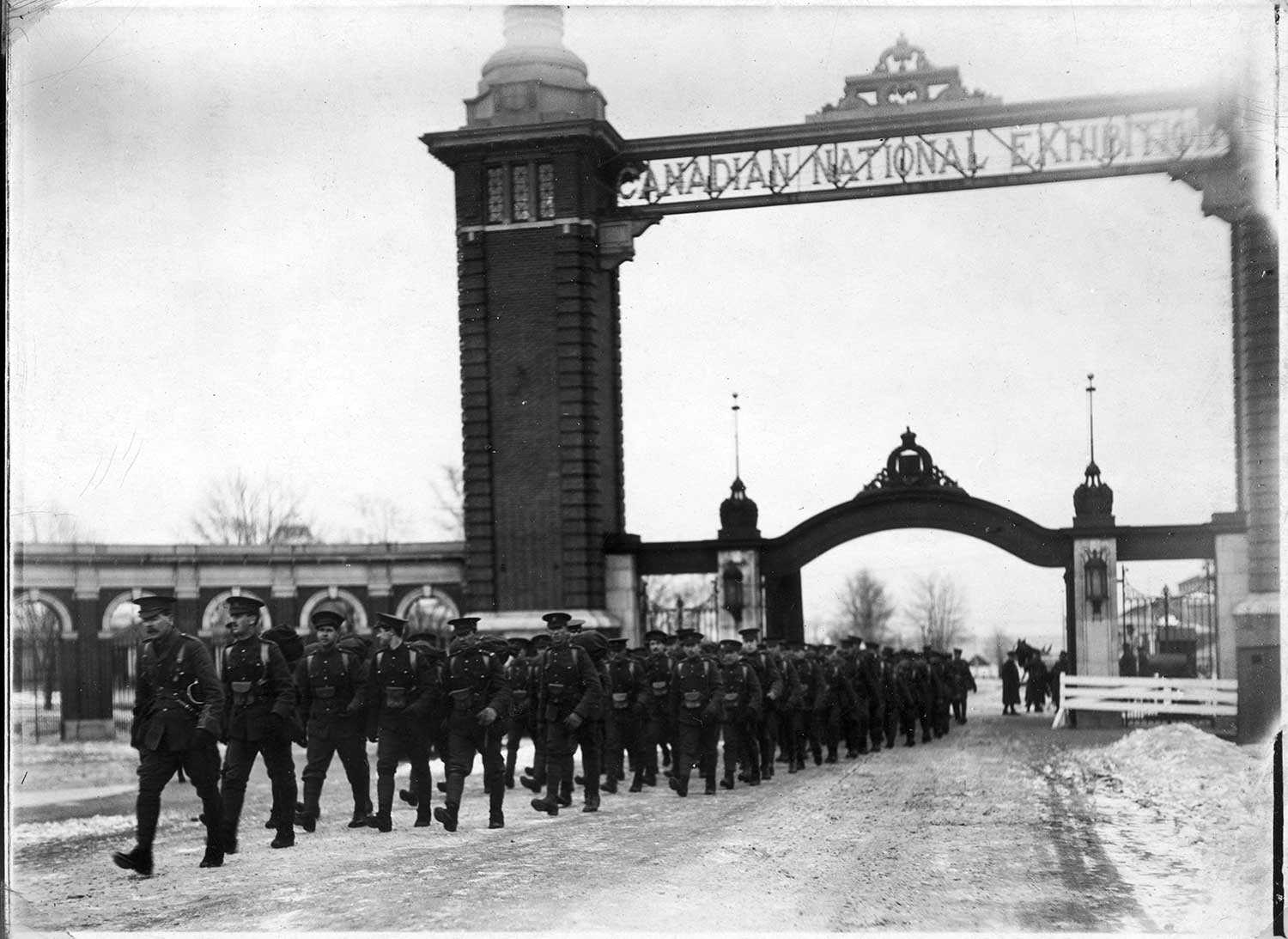 GW troops leaving CNE through Dufferin Gate 1500px