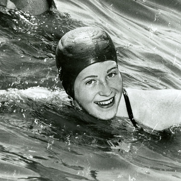 Marilyn Bell preparing to swim, 1954