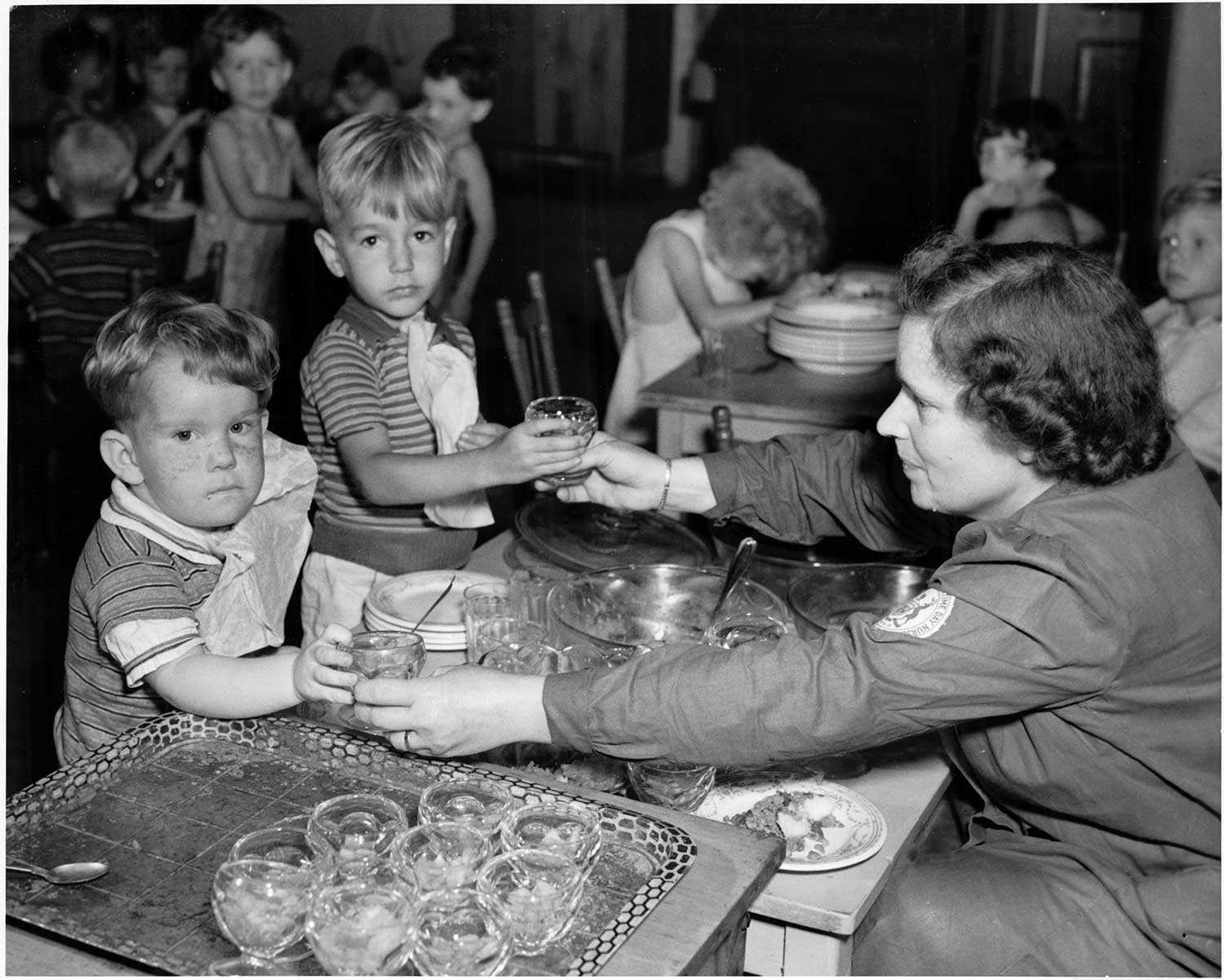 WW2 children eating at wartime nursery GE Company 1500px