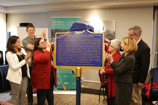 Dévoilement d’une plaque commémorant Almanda Walker-Marchand et la Fédération des Femmes Canadiennes-Françaises.