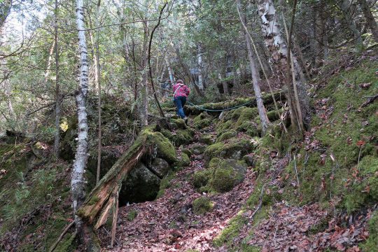 Sentier escarpé et accidenté