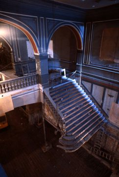 Installation du grand escalier restauré, années 1980