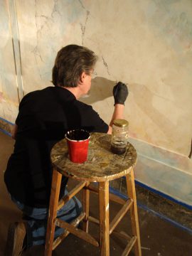 Peinture de murs au moyen de la technique d’origine, la scagliola, pour imiter le marbre