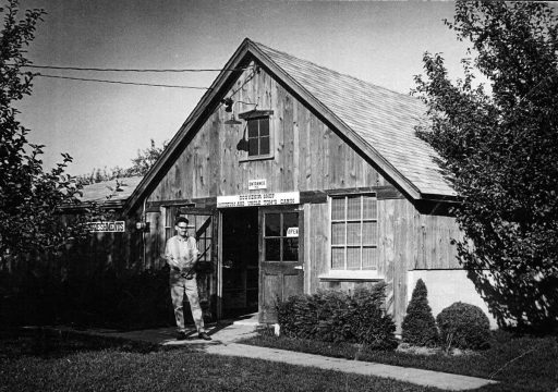 Le conservateur Jack Thomson à l’entrée de la boutique de cadeaux du musée de la Case de l’oncle Tom. (Source : Archives du Musée Josiah Henson de l'histoire des Afro-Canadiens)