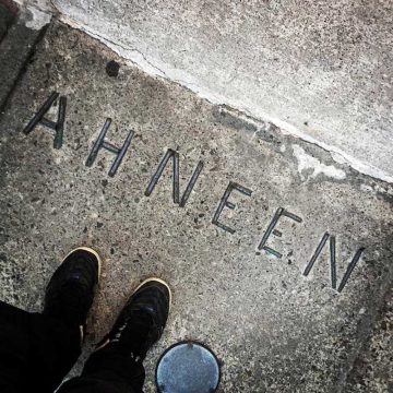 Le mot « ahneen », qui signifie « bonjour » en aanishinaabemowin, figure sur le pas de la porte du Native Canadian Centre