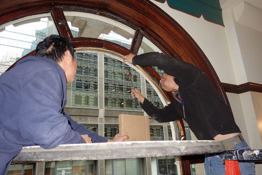 Restauration de fenêtres au Centre du patrimoine ontarien, à Toronto