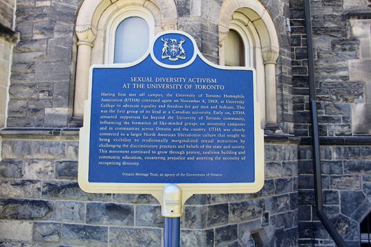 Plaque provinciale commémorant l'activisme de la diversité sexuelle à l'Université de Toronto