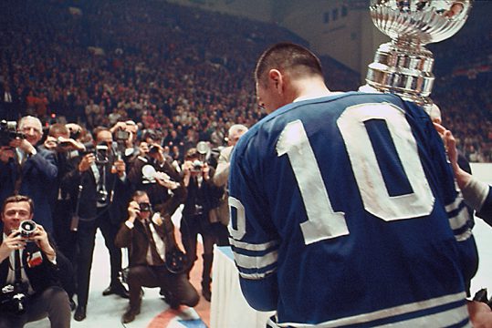 George Armstrong tient la coupe Stanley le 2 mai 1967 à Maple Leaf Gardens (Photo gracieuseté du Frank Prazak/Temple de la renommée du hockey)