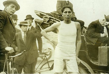 Fred Simpson s'entraînant avec ses proches aux États-Unis, v. 1909 (Avec l’aimable autorisation d'Alton Bigwin)