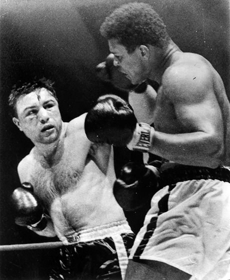 George Chuvalo (à gauche) touchant Mohamed Ali au visage, lors du combat de boxe qu’ils se sont livré à Toronto en 1966 (Avec l’aimable autorisation de la Presse canadienne)
