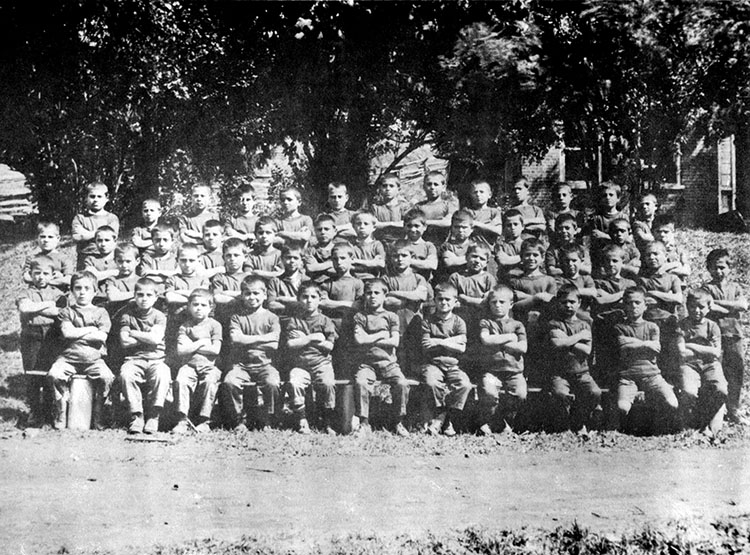 Le premier groupe de 50 garçons provenant d’un orphelinat de Corfou, en Grèce, devant la résidence du surintendant de la ferme, aux alentours de 1925.