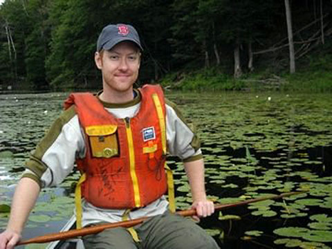 Dawson Bridger dans un canoë