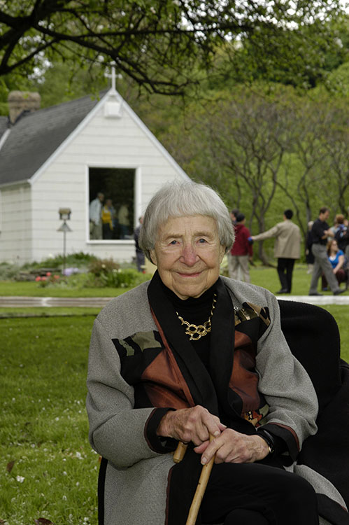 Doris McCarthy au dévoilement de la plaque commémorant le « Paradis d'une folle » (2005)