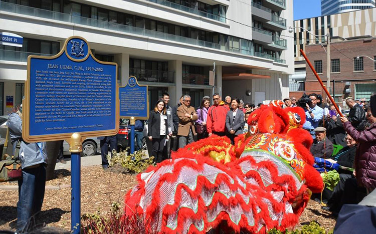 Redédication de la plaque provinciale commémorant Jean Lum