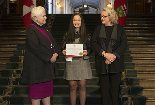 Mélanie-Rose Frappier (centre)