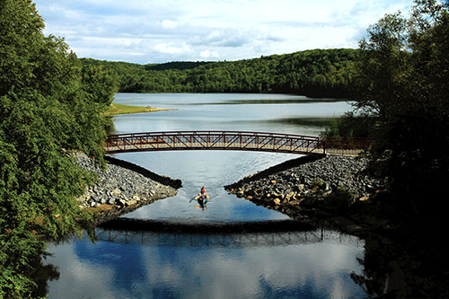 Canoë sur un lac dans le parc Algonquin