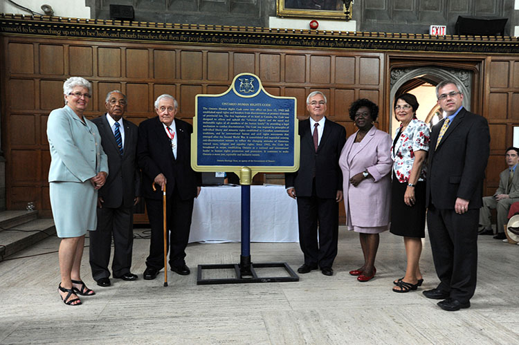 Dévoilement de la plaque provinciale commémorant le Code des droits de la personne de l'Ontario (2012)