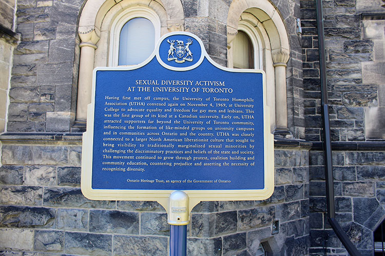 Plaque provinciale commémorant Activisme en diversité sexuelle à l'Université de Toronto