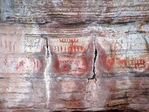 Un panneau de la longue série de pictogrammes au site de la rivière Nipigon. L’image au centre montre distinctement celle d’un grand canot.