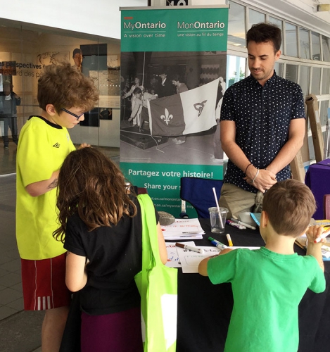 Enfants qui visitent le stand MonOntario à la Franco-Fête de Toronto.