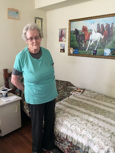 Diane with her beautiful horse painting