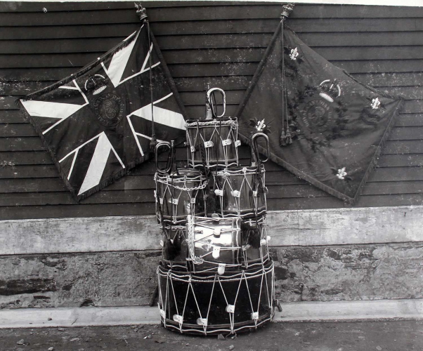 Drapeau régimentaire, Royal Canadian Regiment (détails du monogramme royal) (Photo : musée de The Royal Canadian Regiment, collection d’archives)