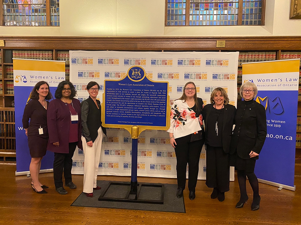 Une plaque provinciale en hommage aux contributions de la Women’s Law Association of Ontario