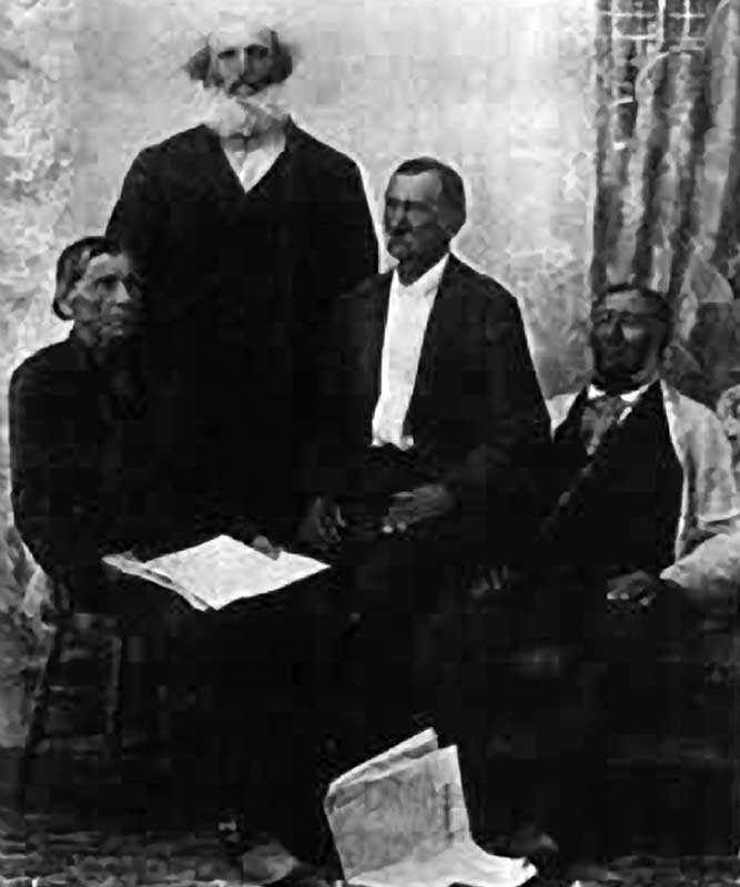 Pionniers de Penetanguishene : un groupe de voyageurs – Lewis Solomon, John Bussette, James Laramee et Francis Dusome – photographié en 1895 (Source : A.C. Osborne, The Migration of Voyageurs from Drummond Island to Penetanguishene in 1828, Toronto, Ontario Historical Society Papers and Records, 1901).