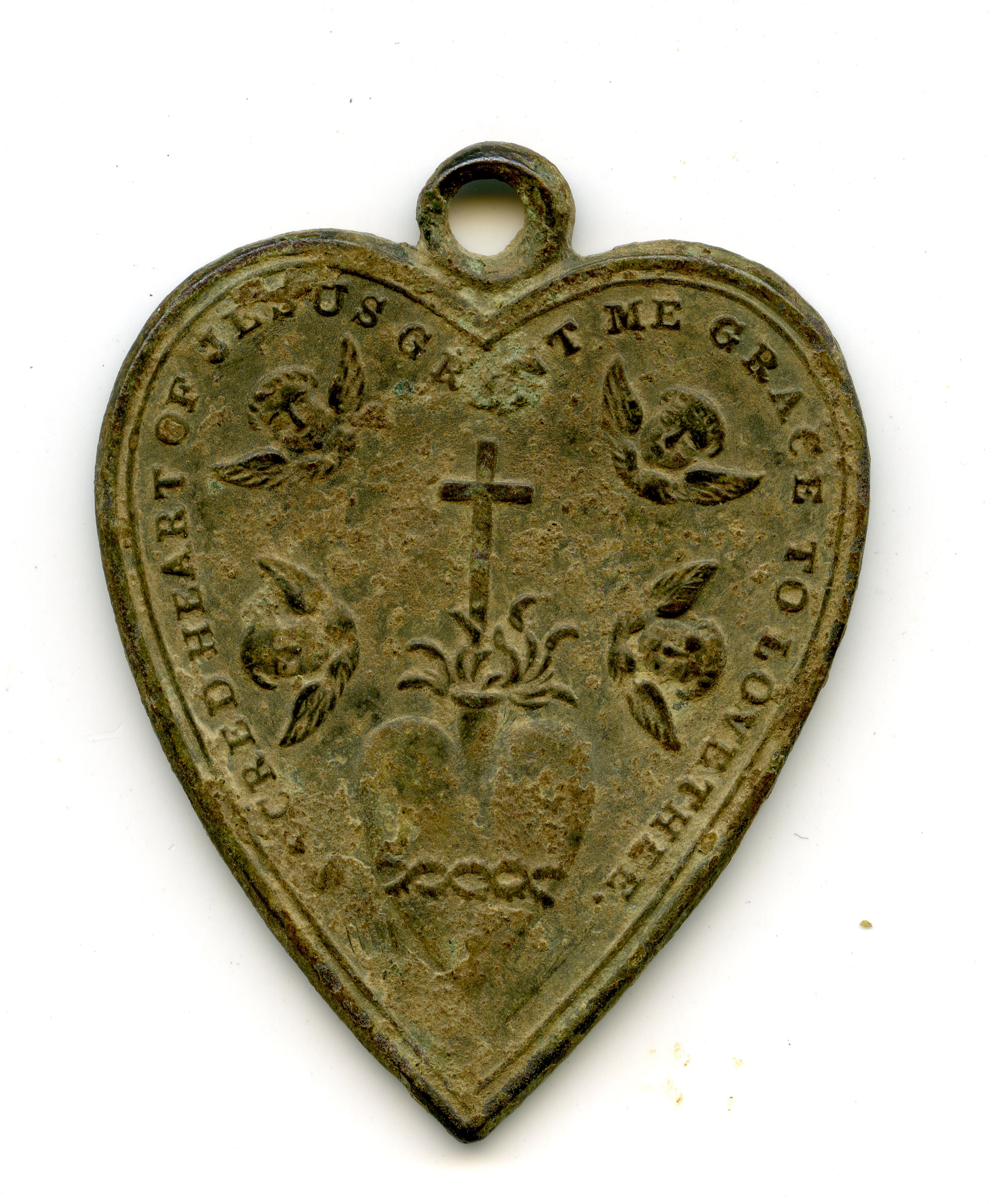 Un pendentif à l’effigie du Sacré-Cœur, découvert lors de fouilles archéologiques à la maison Macdonell-Williamson