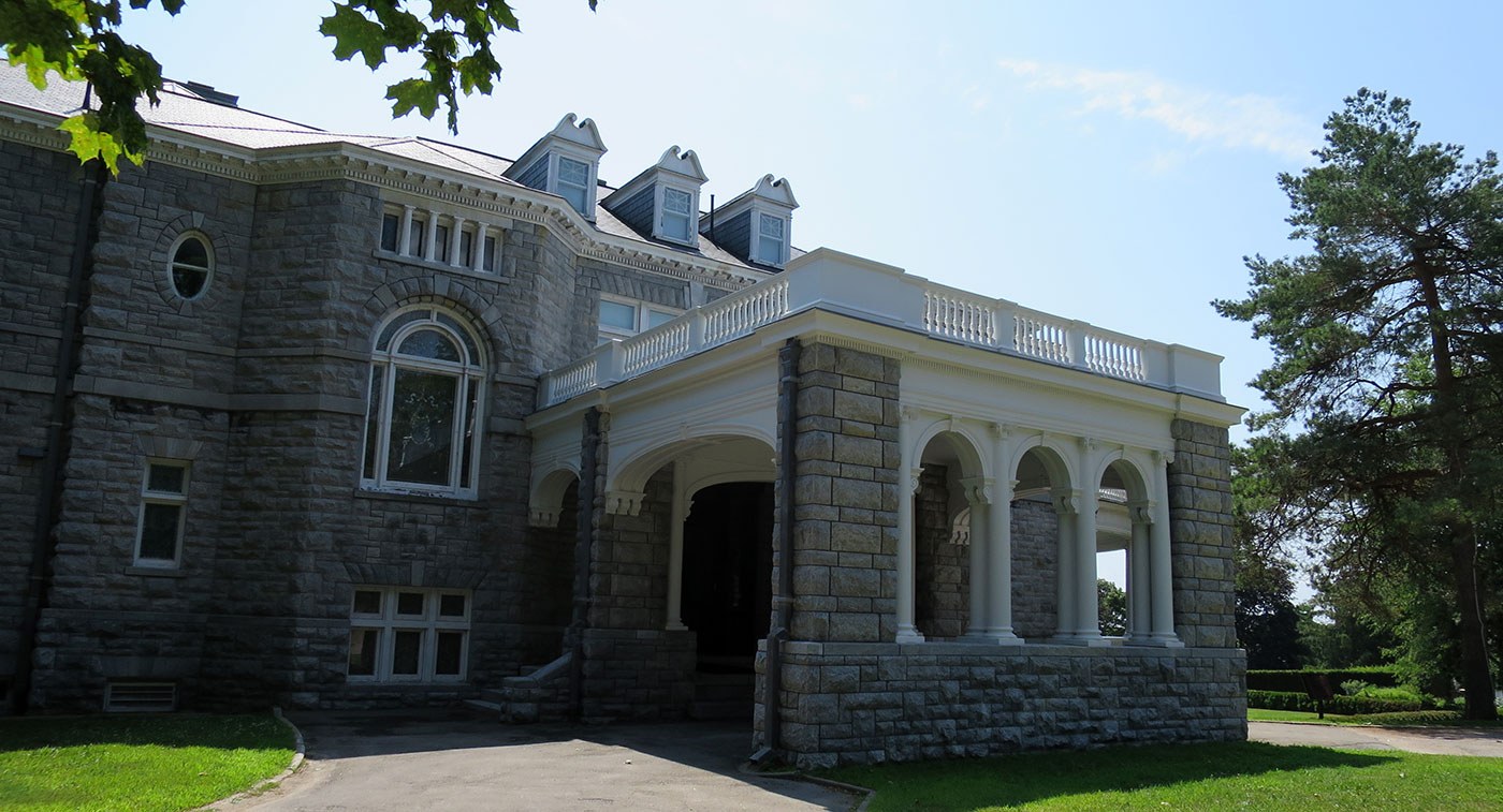 The entrance and porte-cochère to Fulford Place, Brockville