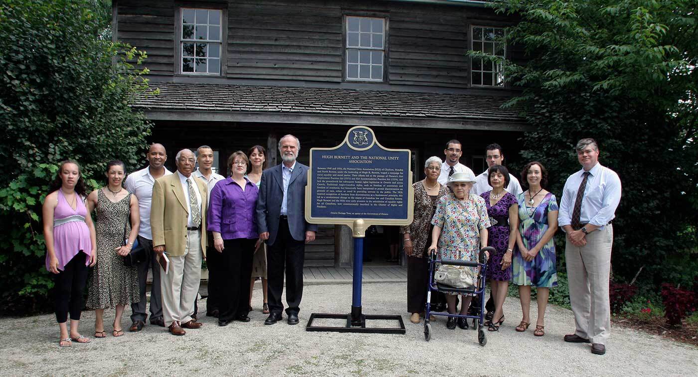 Dévoilement d'une plaque provinciale commémorant Hugh Burnett et la National Unity Association au Musée Josiah Henson de l'histoire des Afro-Canadiens, à Dresden