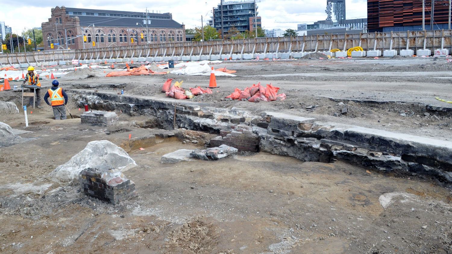 Here you can see the brick piers that once supported conveyors. At the edge of the trench is the wall of a rail spur, excavated in 2023.