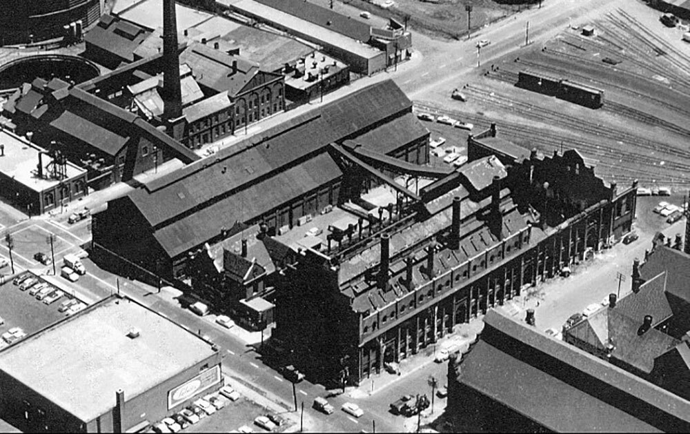 The Consumers’ Gas plant around 1950. You can see the retort house on the right and the coal shed on the left. In the back is the rail yard. (Photo: Toronto Sun collection)