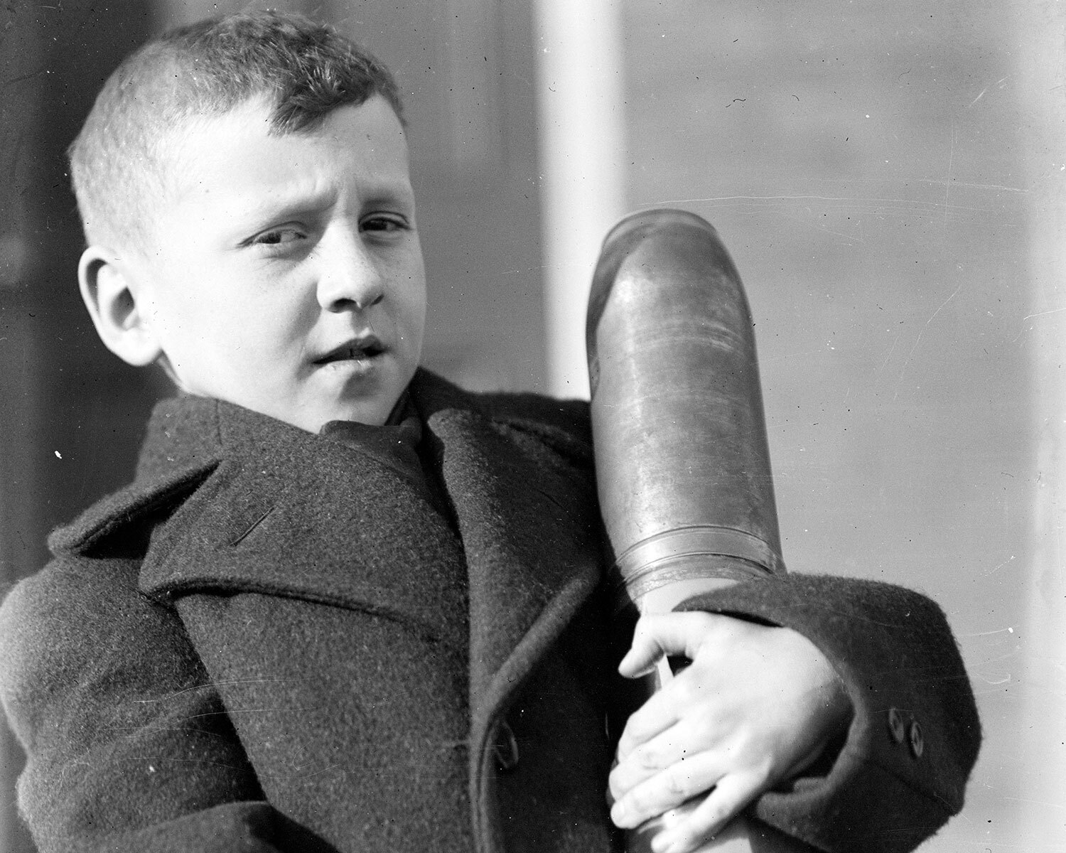Norman James tient le premier obus fabriqué à Toronto. (Photo : Archives de la Ville de Toronto, fonds 1244, article 852. Date : [1914?])