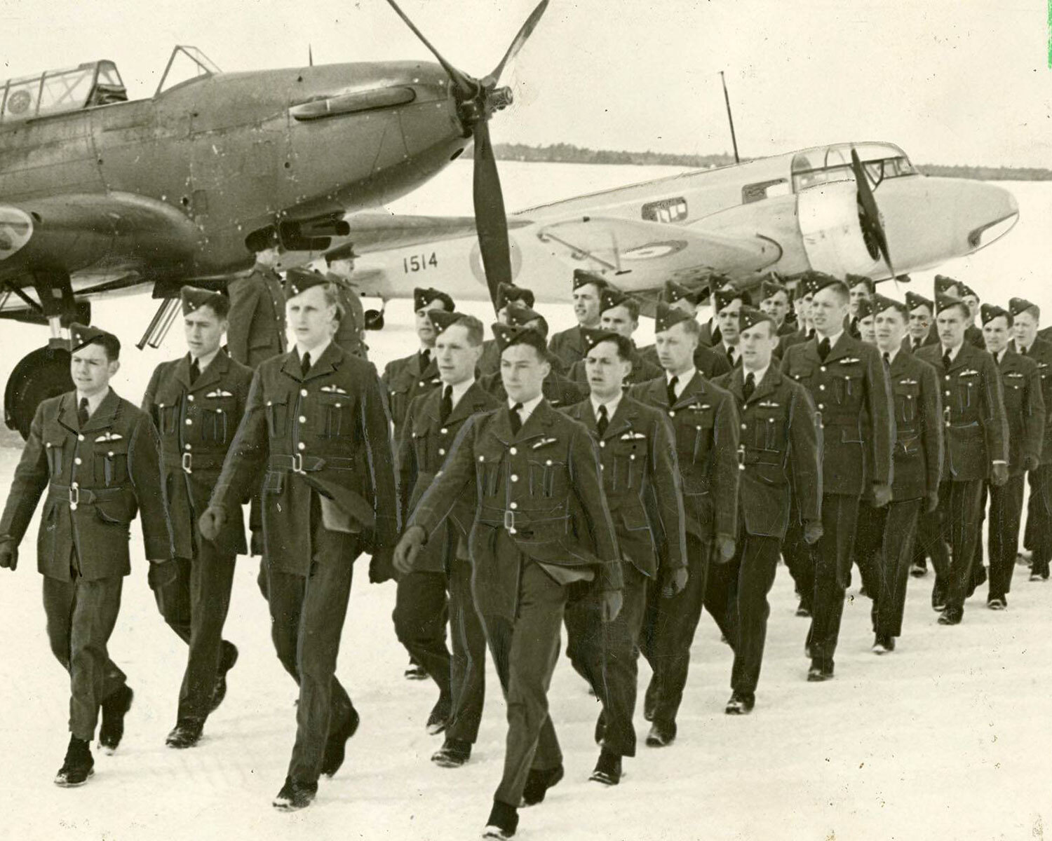Défilé des ailes, 1944. Jeunes Canadiens ayant terminé leur formation de pilote dans le cadre du Programme d'entraînement aérien du Commonwealth. (Photo : Archives photographiques du Toronto Star, Bibliothèque publique de Toronto, 28 décembre 1940)