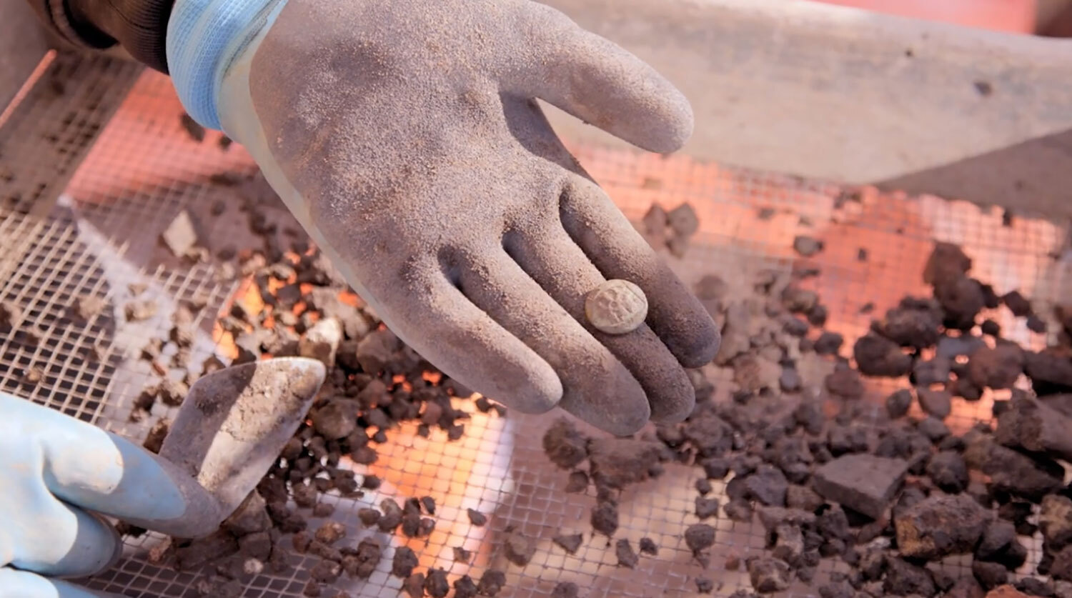 Archaeologists Eva MacDonald and Ron Williamson discuss the military button found in 2023