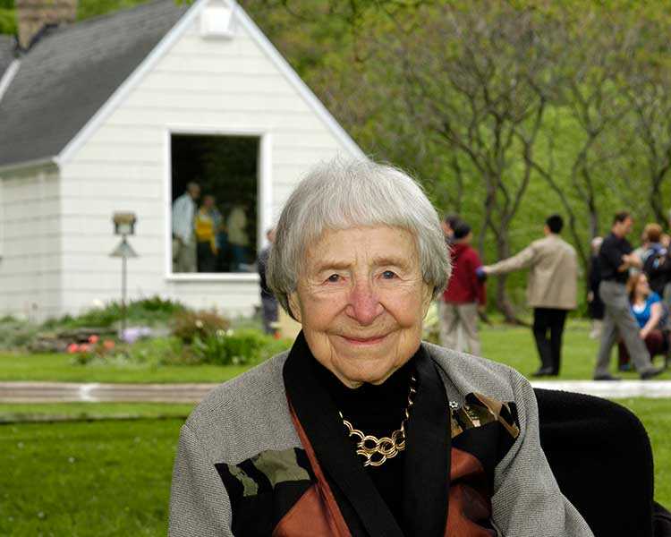 Doris McCarthy at Fool's Paradise, 2005 (Photo: David Lee)