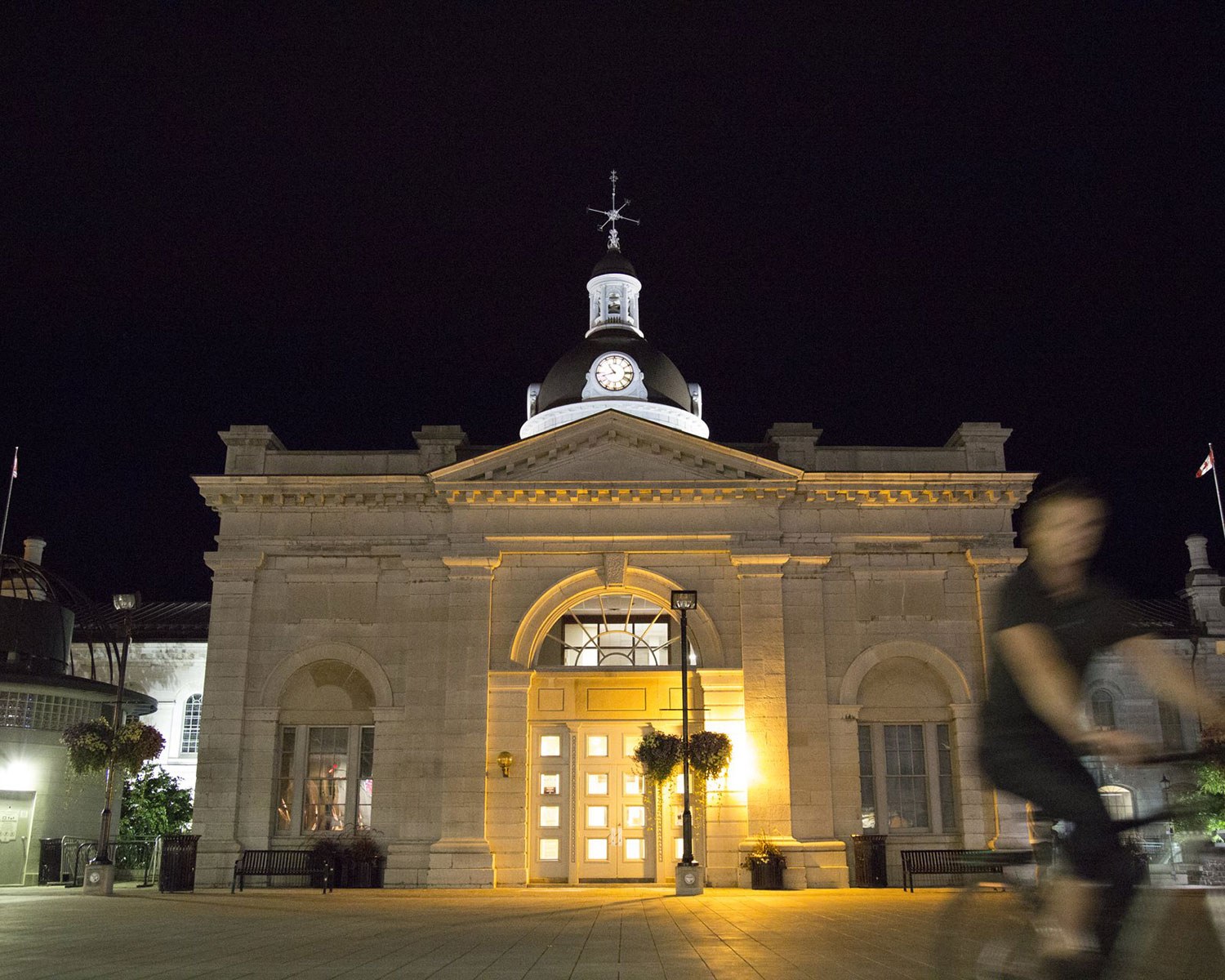 Kingston City Hall at night (Photo: Destination Ontario)
