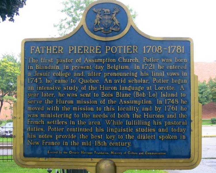 Plaque provinciale commémorant le père Pierre Potier (Photo : www.ontarioplaques.com)