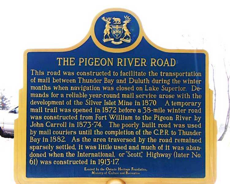 Plaque provinciale commémorant le chemin Pigeon River (Photo : Alan Brown, www.ontarioplaques.com)