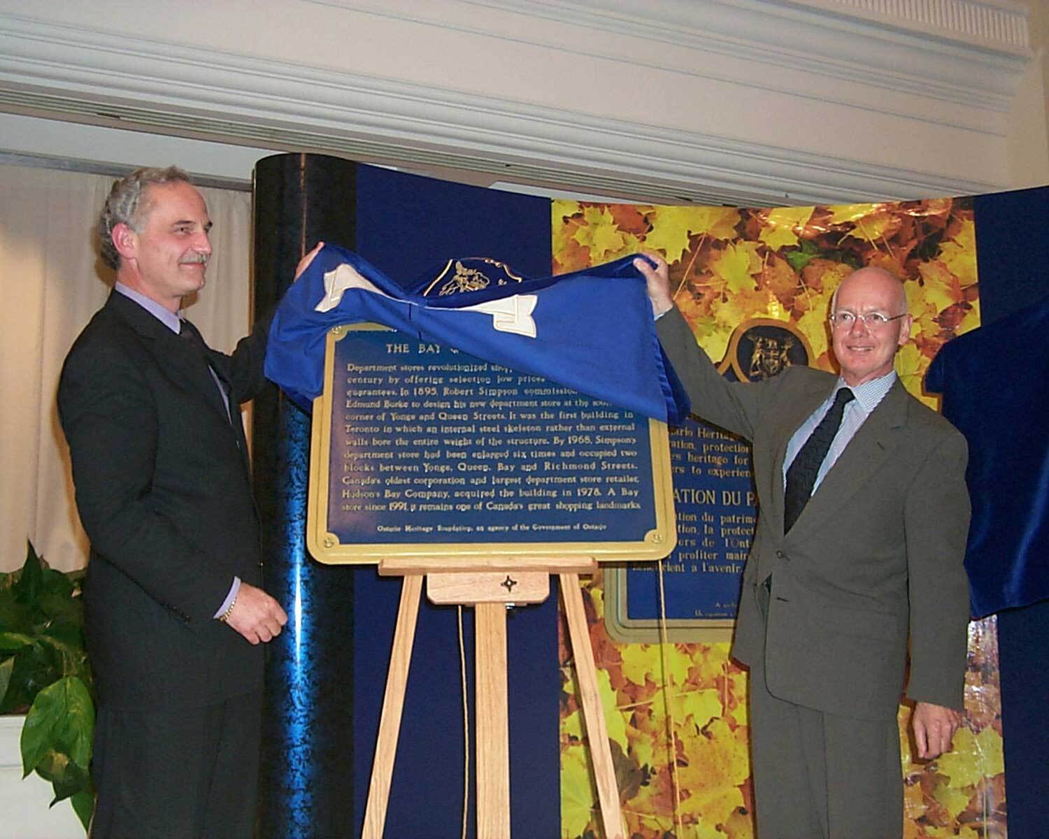 Dévoilement de la plaque provinciale commémorant le magasin La Baie de la rue Queen